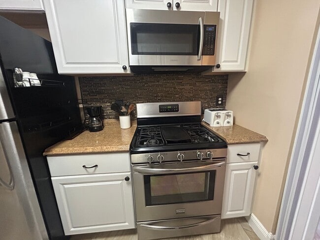 Foto del edificio - Coastal Living Awaits– Stylish Condo Near the Beach!