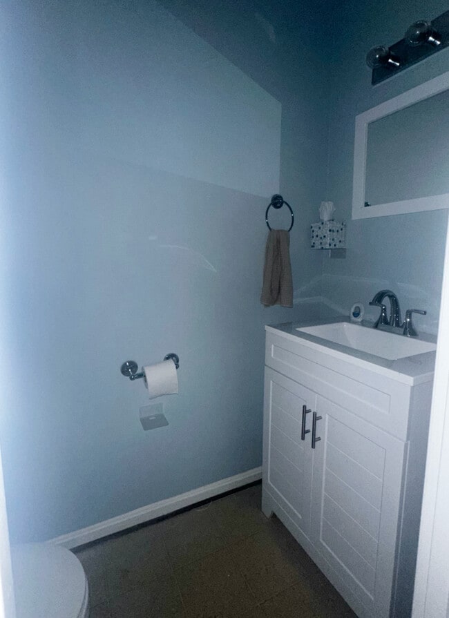 down stairs bathroom - 3329 Ryon Ct