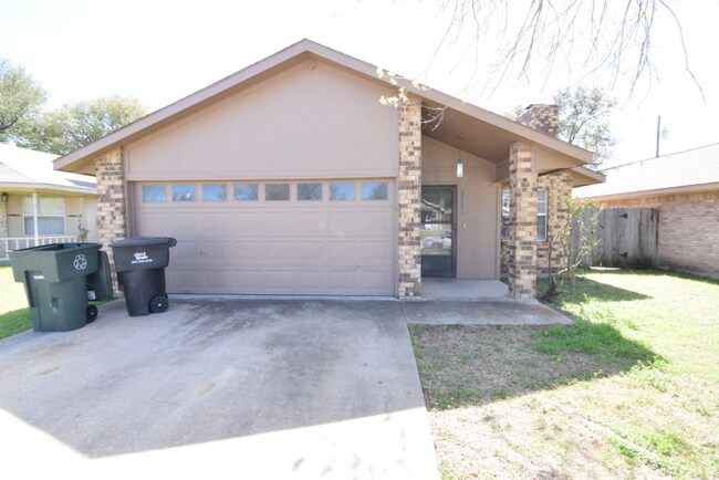 Building Photo - 2721 Alamo Trail