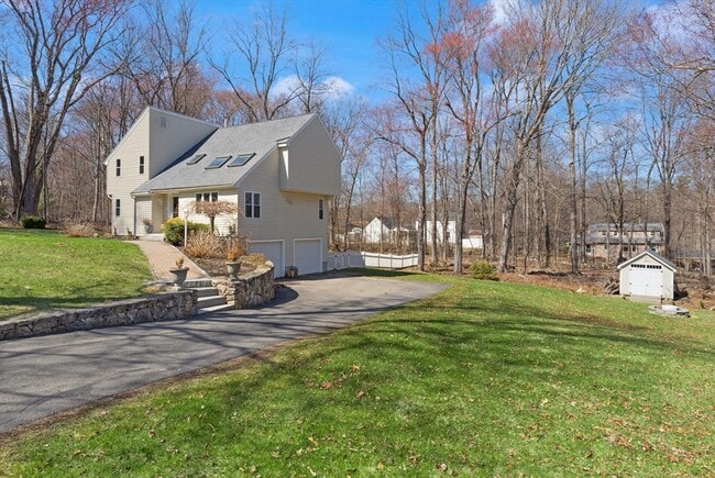 Building Photo - 5 Susan Dr