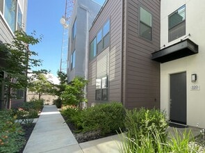 Building Photo - 320 Barbato Ln