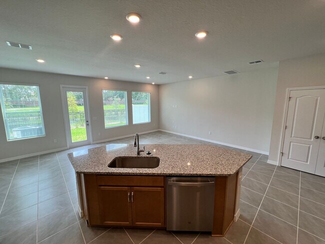 Building Photo - 3 Bedroom, 2.5 Bath Lake Meadow Landing To...