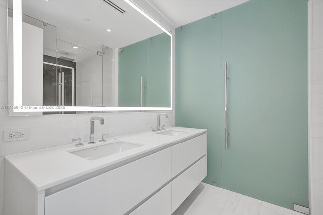Foto del edificio - 300 Biscayne Boulevard Way