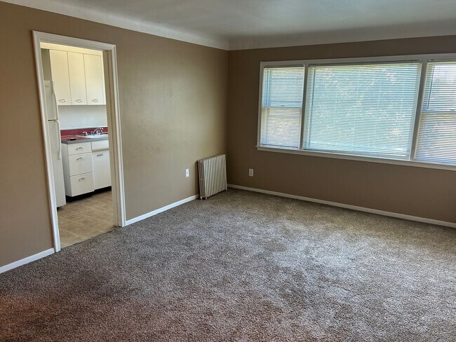 Foto del edificio - Upper level 1 Bedroom in W St Paul!! Move ...