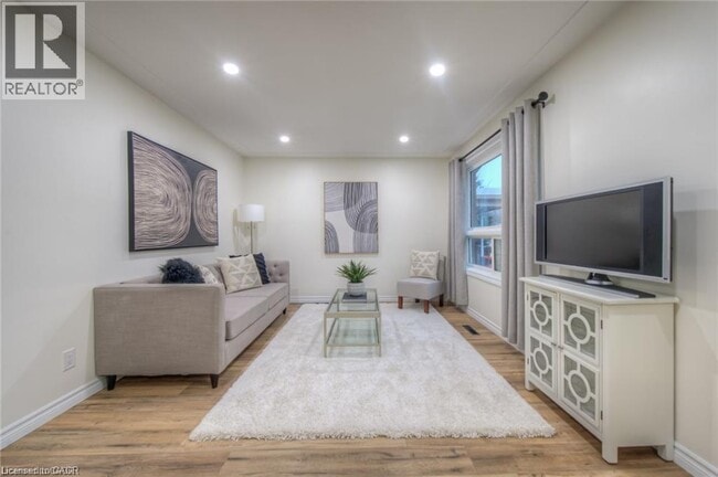 Building Photo - 248 Cyrus St