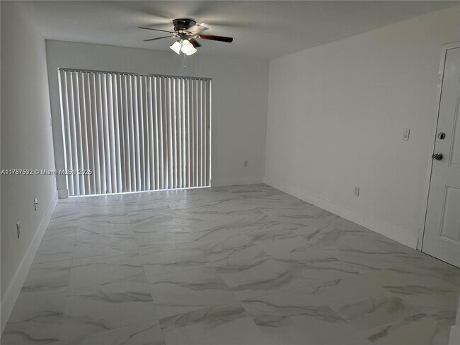 Foto del edificio - 7220 NW 179th St