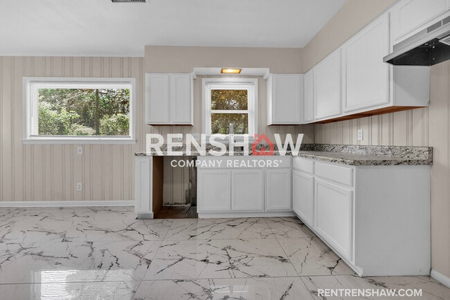 Building Photo - 4011 Comanche Rd