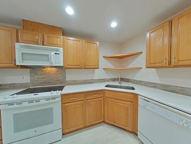 Building Photo - 3 Bedroom Duplex ~ Close to Timberhill Sho...