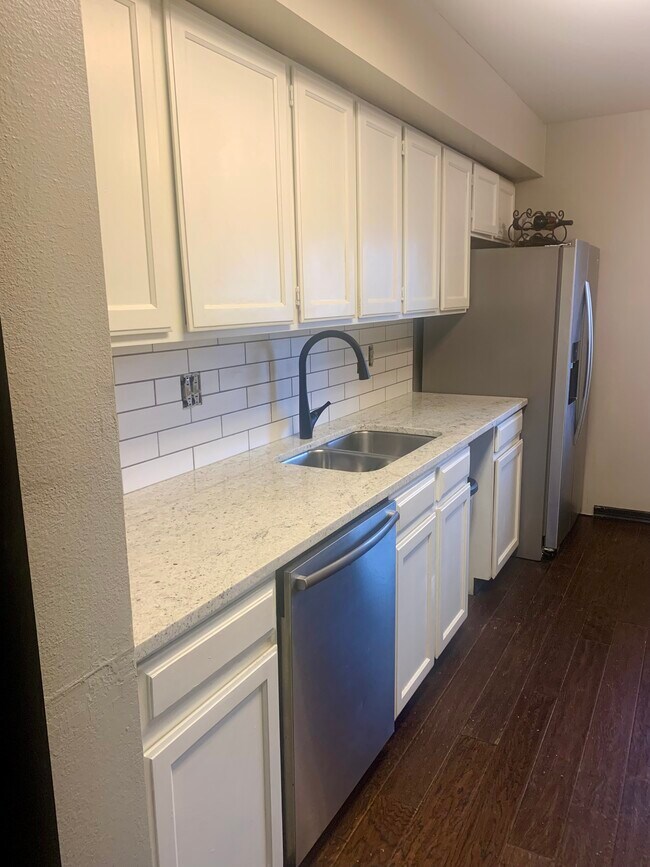 Foto del edificio - 6460 E Wesley Ave