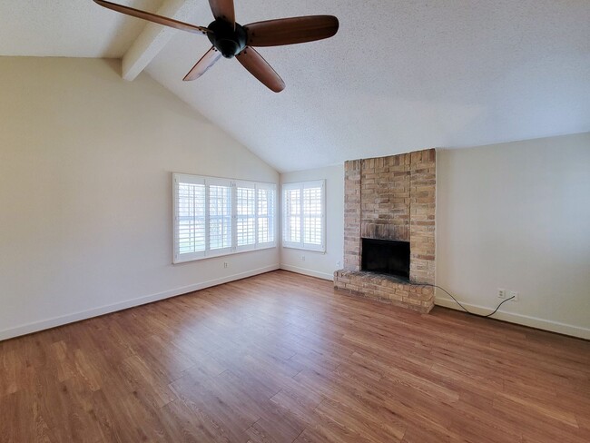 Building Photo - RECENTLY RENOVATED 3 BEDROOM 2 BATH LEASE ...