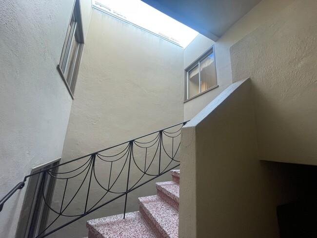 Foto del edificio - Top Floor 3 Bedroom Flat Available Now - R...