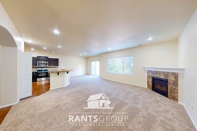 Foto del edificio - 5-Bedroom Home in Eagle Court with Easy I-...
