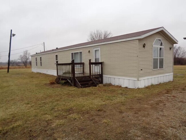 Building Photo - Nice, large, mobile home on outskirts of T...
