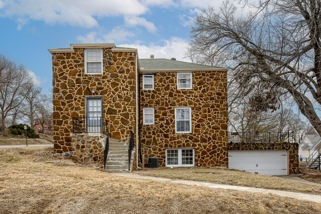 Building Photo - 223 N 6th St