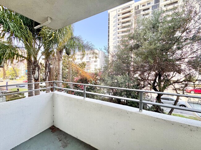 Foto del edificio - 10655 Wilshire Blvd