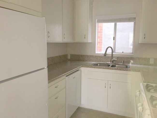 Building Photo - 4416 Highland Ave