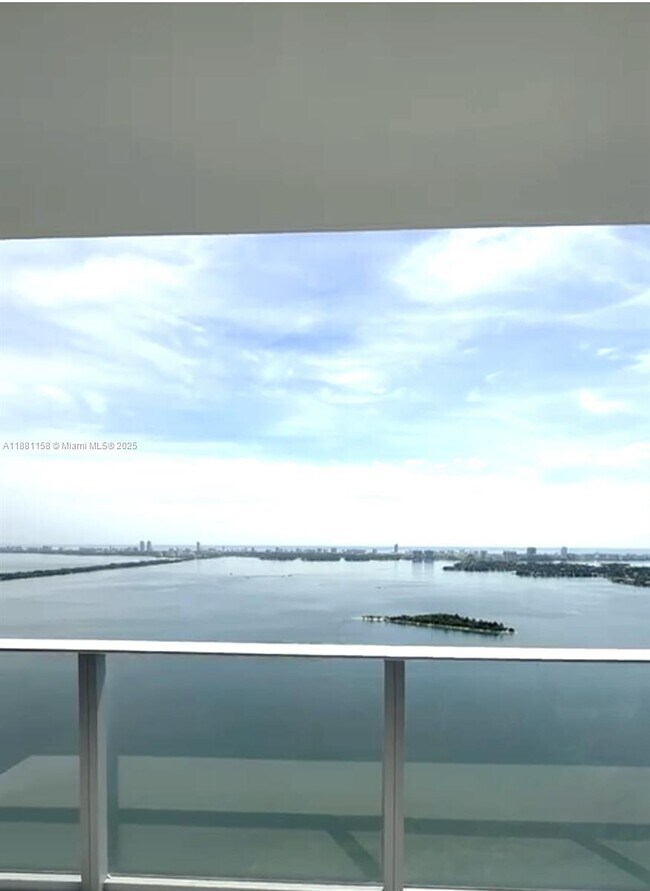 Building Photo - 700 NE 24th St