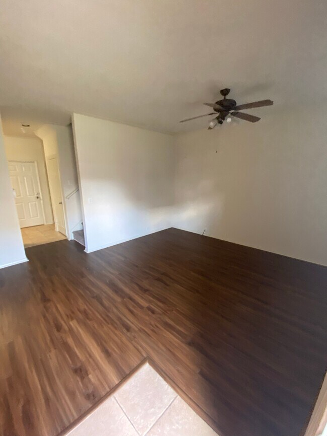 Building Photo - 3/2.5/2 Town Home - Grand Prairie