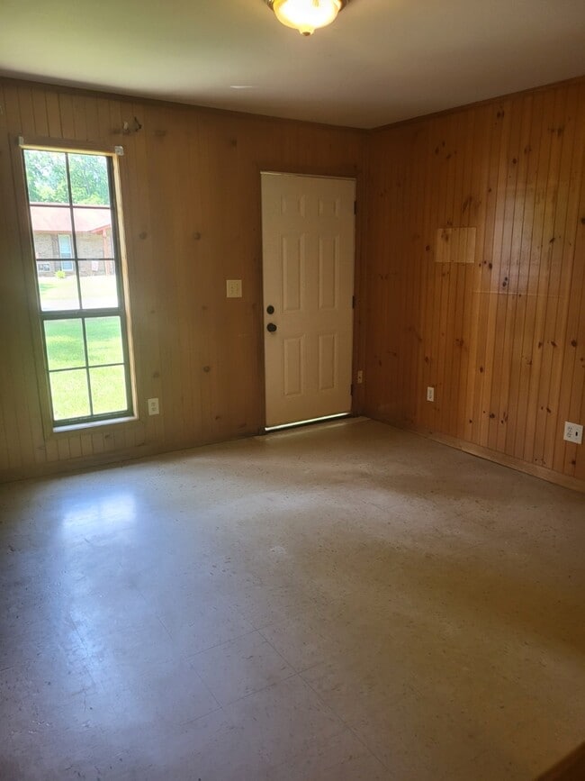 Building Photo - 223 Chenault St