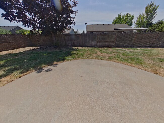 Foto del edificio - 4 bedroom on a large corner lot