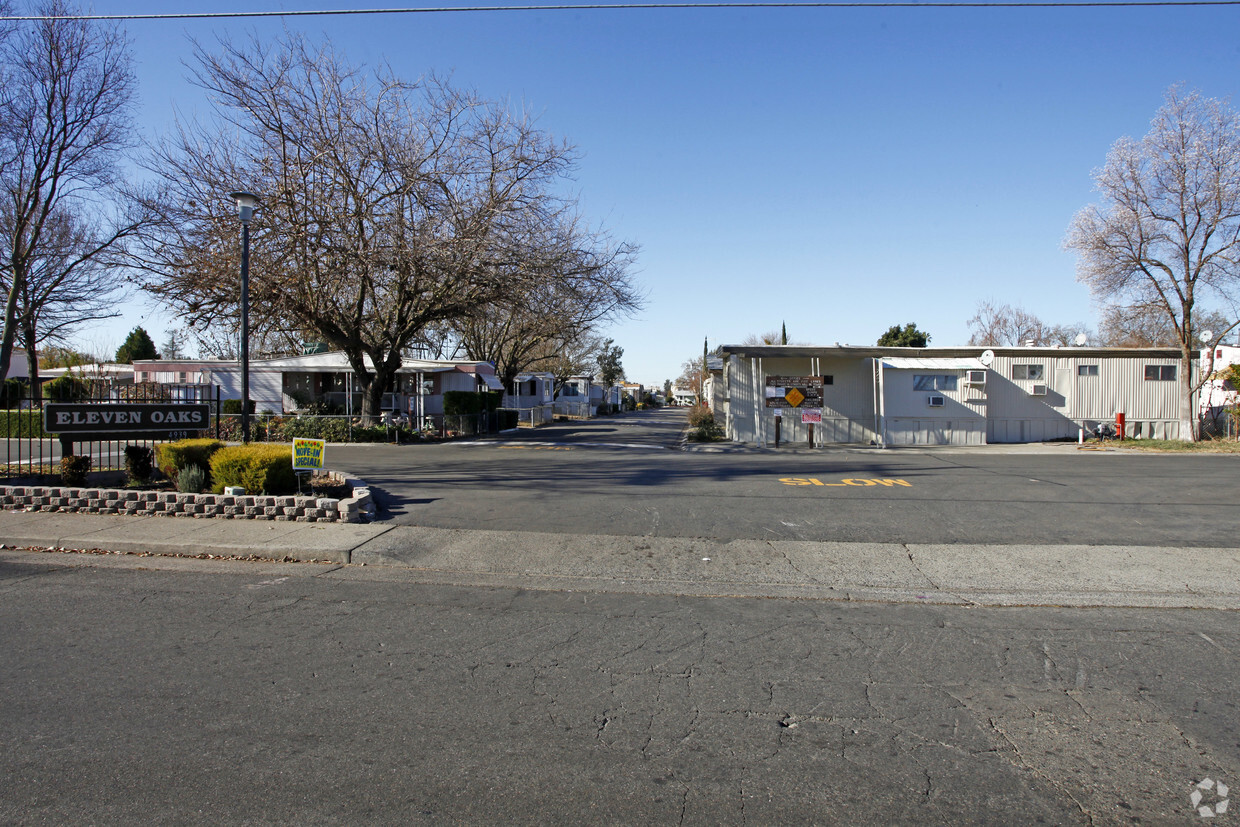 Foto del edificio - Eleven Oaks Mobile Home Park