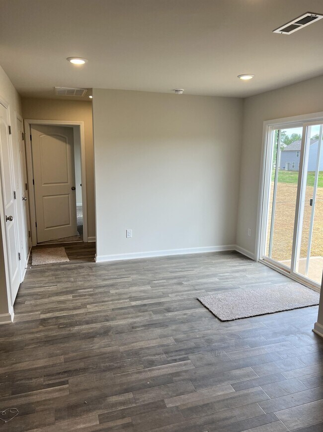 Building Photo - 1558 Cannan Mountain Dr