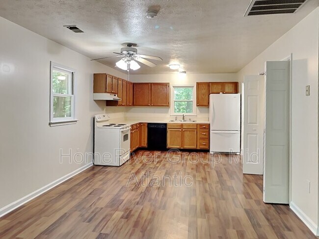 Building Photo - 1258 Lakeview Dr
