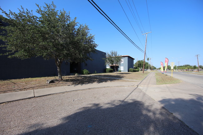 Building Photo - 1414 W Santa Gertrudis St