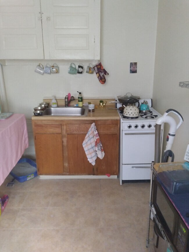 Amplio espacio de adorables con mesas en la cocina - 501 N 35th St