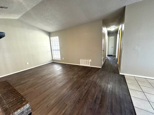 Foto del edificio - Adorable 3 bedroom 2 bathroom Duplex!
