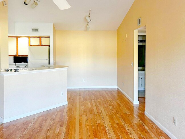 Building Photo - 12400 Vista Isles Dr