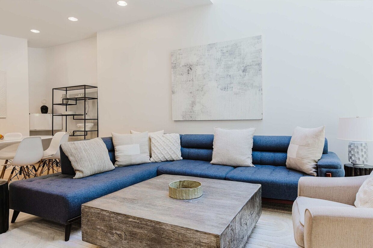 Foto principal - 323 E 51st St