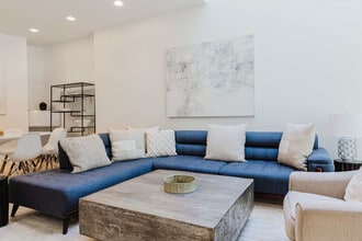 Building Photo - 323 E 51st St