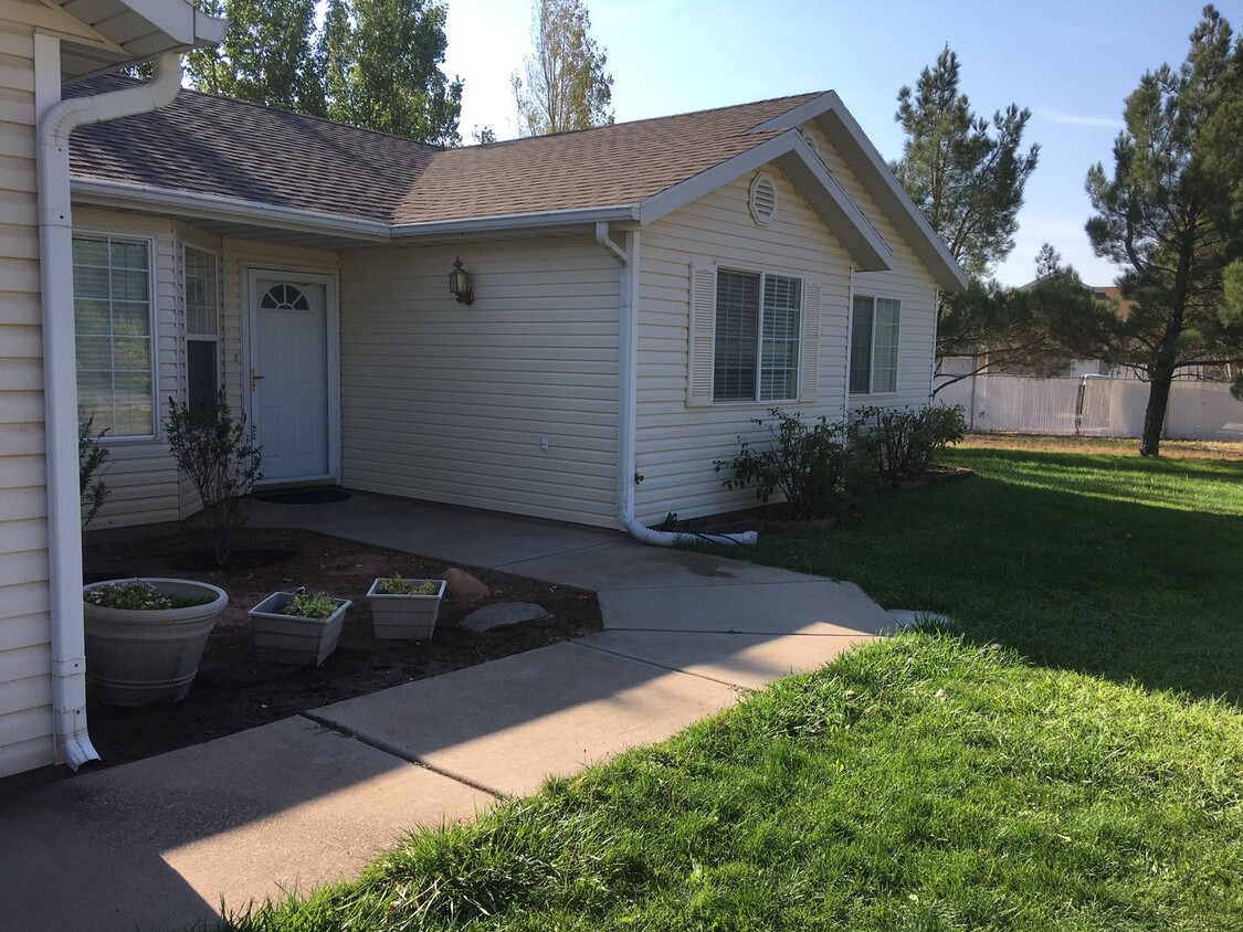 Primary Photo - Spacious Home in New Harmony