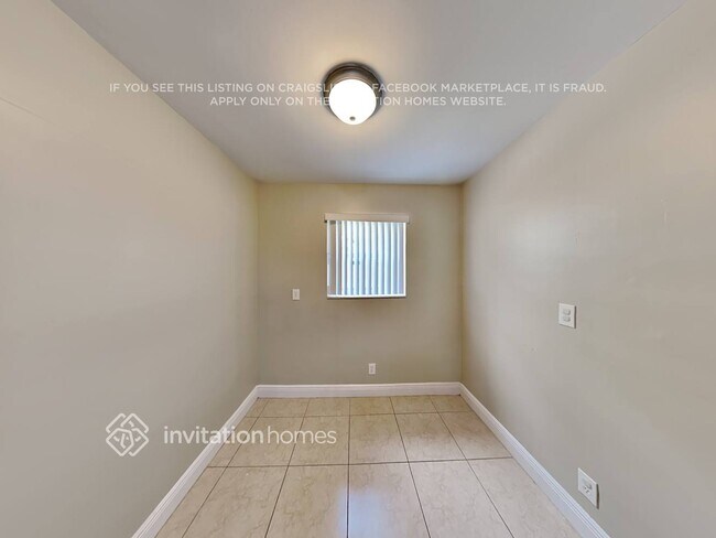 Foto del edificio - 2021 SW 64th Ave