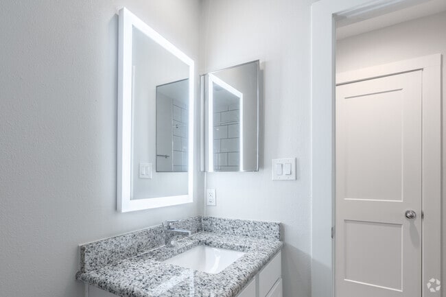 3BR , 1,5BA - 1000SF - Treemont Apartments