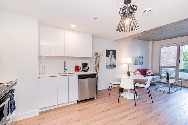 Building Photo - 540 Boul. de Maisonneuve E