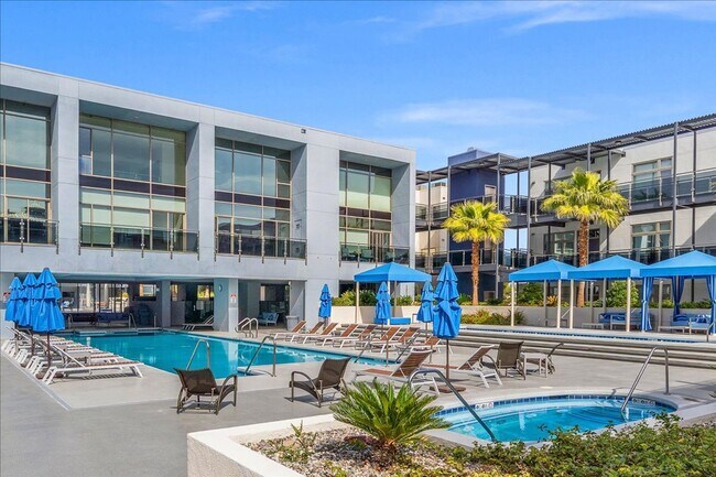 Foto del edificio - Resort Style Amenities in a Luxury, Modern 2 Bedroom Condo