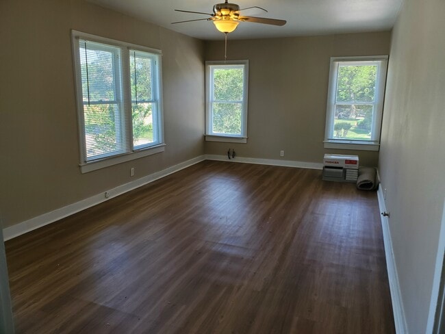XTRA LARGE Living Room w/New Vinyl Plank Floor - 305 E Sabine St