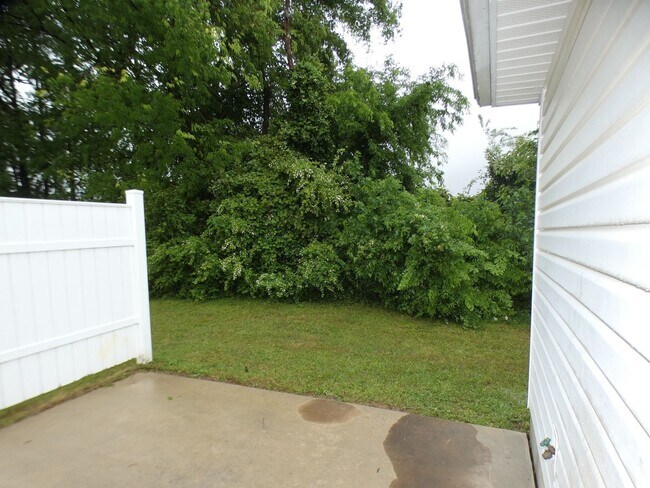 Building Photo - One Story 2 Bedroom 2 Bath Duplex
