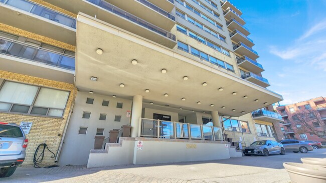 Photo du bâtiment - 2500 Bathurst Hi Lo Investments