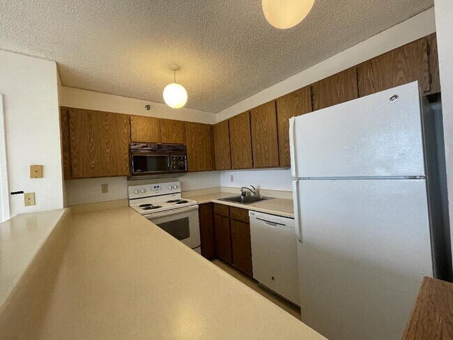 Building Photo - PEARL REGENCY 1/1/1 PH, sec, W/D, D/W, A/C...