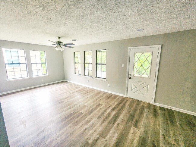Building Photo - 305 Red Haven Dr