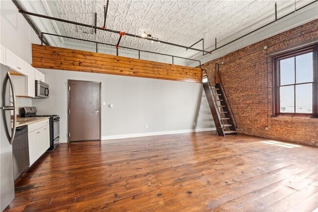 Building Photo - 558 St Francis St