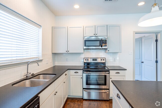 1HAB, 1BA - 800 ft² - 222 Clay Court