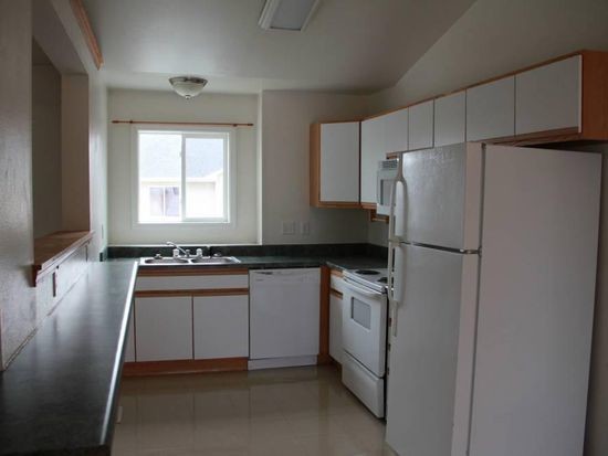 Kitchen - 943 Apadana Ct