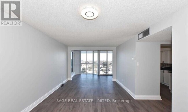 Photo du bâtiment - 5795 Yonge St