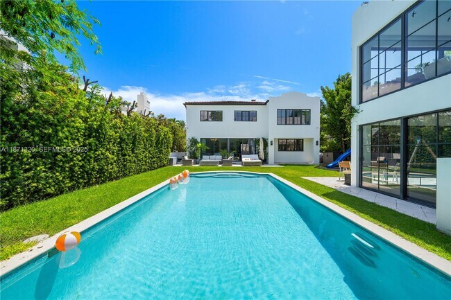 Foto del edificio - 5728 Pine Tree Dr