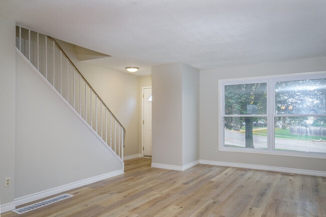 Building Photo - MODERN THREE BEDROOM CONDO TOWNHOME CLOSE TO WHITEOAKS MALL