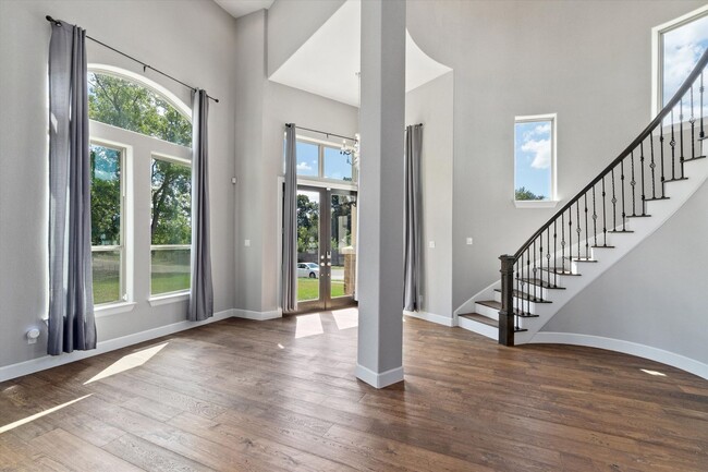 Building Photo - Modern Luxury Meets Austin Charm: 4 BR, 2....